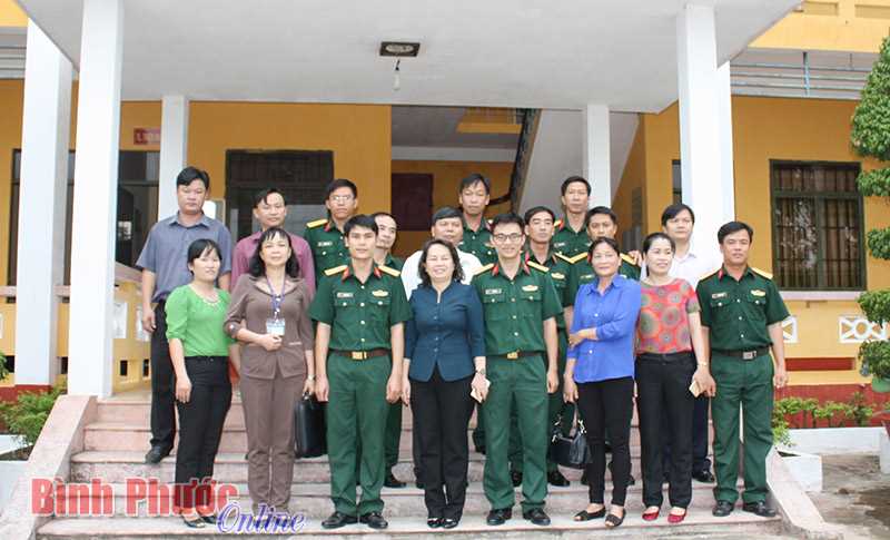 L&atilde;nh đạo huyện Lộc Ninh thăm, ch&uacute;c tết c&aacute;c đơn vị vũ trang