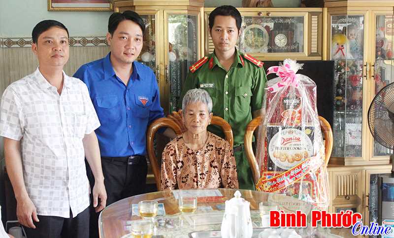 Công an Đồng Phú trao quà cho mẹ Việt Nam anh hùng Nguyễn Thị Nên