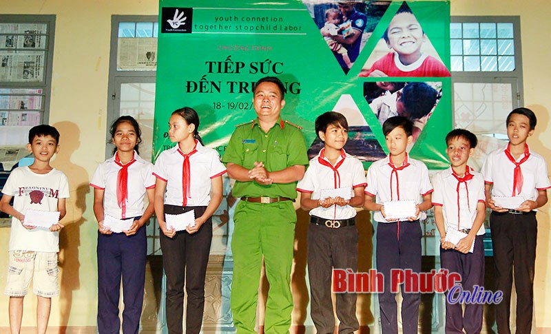 Thanh niên tình nguyện tiếp sức trẻ em ấp Mười Mẫu đến trường