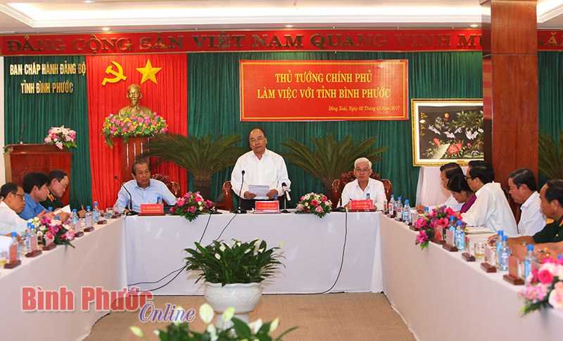 Thủ tướng Nguyễn Xu&acirc;n Ph&uacute;c v&agrave; đo&agrave;n c&ocirc;ng t&aacute;c của Ch&iacute;nh phủ l&agrave;m việc tại B&igrave;nh Phước