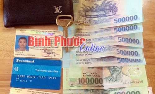 Tài xế xe buýt trả lại tài sản cho khách