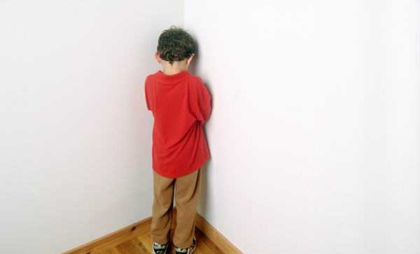 Phạt đứng góc hay úp mặt vào tường ảnh hưởng đến não bộ của trẻ?