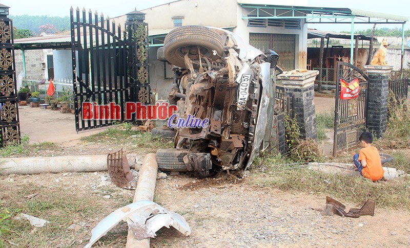 Chạy quá tốc độ xe Fortuner đâm thẳng cột điện và cổng nhà dân