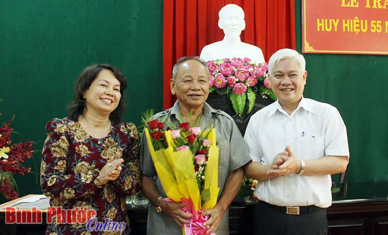 Lộc Ninh: 15 đảng vi&ecirc;n được trao Huy hiệu Đảng đợt 3-2-2017