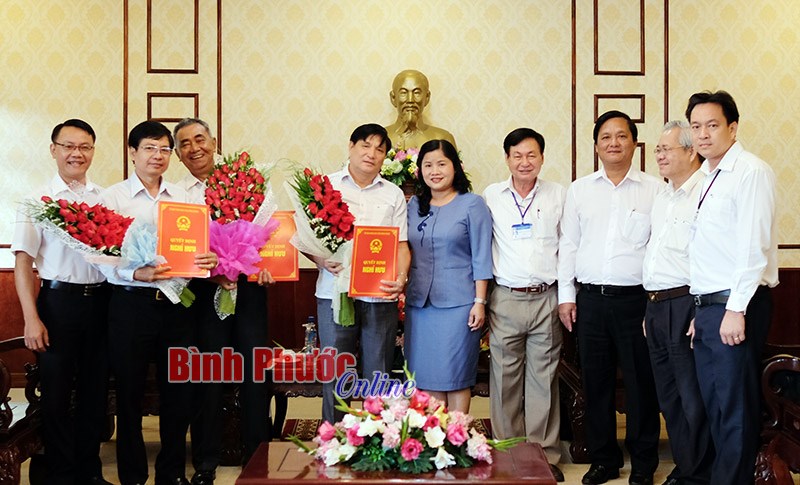 Điều động v&agrave; trao quyết định nghỉ hưu cho l&atilde;nh đạo một số sở, ng&agrave;nh, đơn vị