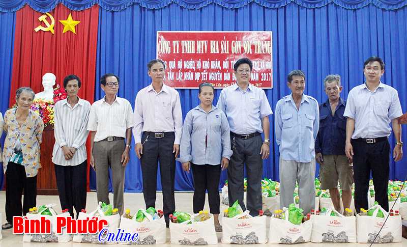 Bia Sài Gòn Sóc Trăng tặng quà người nghèo xã Tân Lập