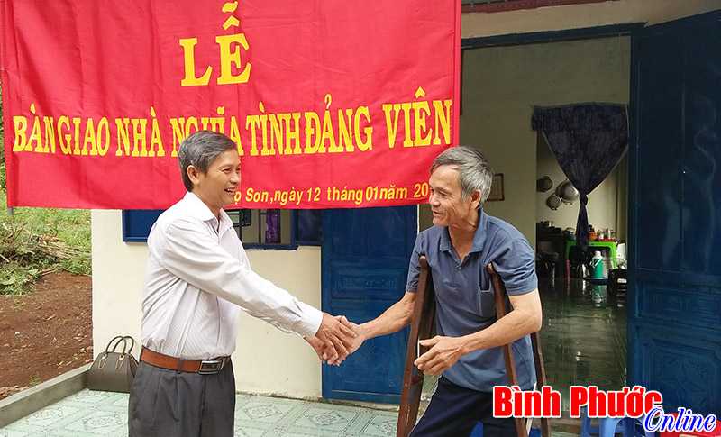 12 đảng viên nghèo ở Bù Đăng được tặng bò và nhà nghĩa tình