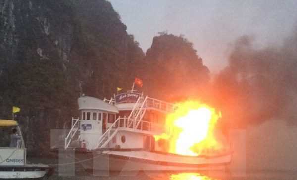 Lại xảy ra một vụ cháy tàu chở khách du lịch trên Vịnh Hạ Long