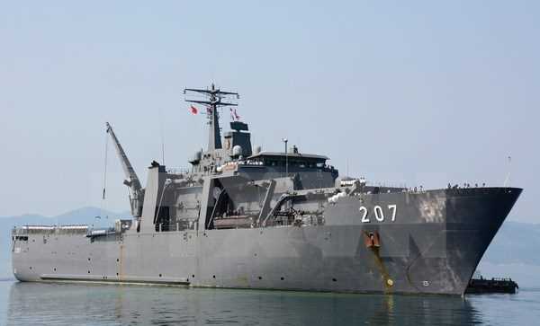 T&agrave;u Hải qu&acirc;n Singapore tới Cảng quốc tế Cam Ranh thăm Việt Nam