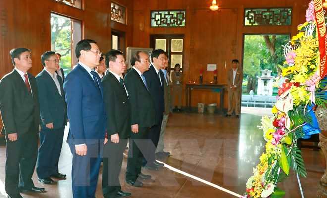 Thủ tướng đến d&acirc;ng hương tưởng niệm Chủ tịch Hồ Ch&iacute; Minh