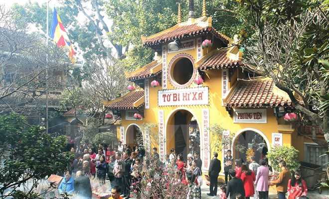 Bảo hiểm xã hội Việt Nam sẽ xử nghiêm cán bộ đi lễ trong giờ làm