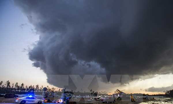 Mỹ đón lốc xoáy, Canada nhận mưa băng vào bão tuyết