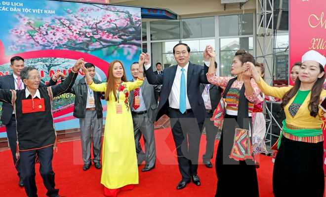 Chủ tịch nước tham gia v&ograve;ng x&ograve;e đại đo&agrave;n kết v&agrave; c&aacute;c tr&ograve; chơi d&acirc;n gian