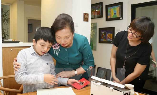 M&oacute;n qu&agrave; Phu nh&acirc;n Thủ tướng Singapore tặng cậu b&eacute; tự kỷ Việt Nam