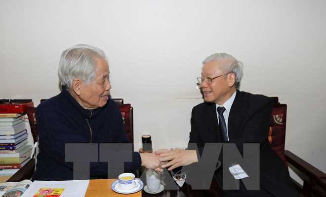 Tổng B&iacute; thư ch&uacute;c thọ nh&acirc;n dịp đồng ch&iacute; Đỗ Mười tr&ograve;n 100 tuổi