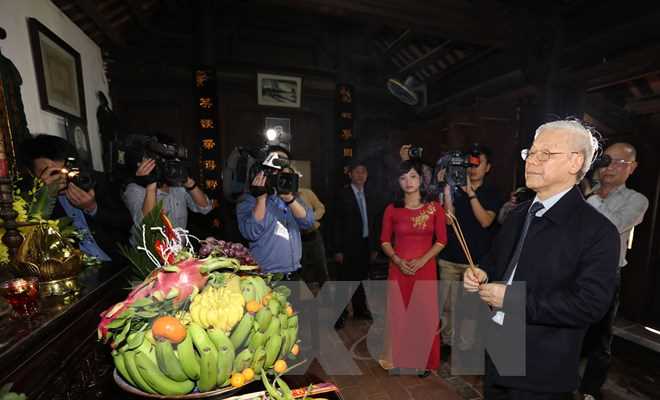 Tổng B&iacute; thư d&acirc;ng hương tưởng niệm đồng ch&iacute; Trường Chinh