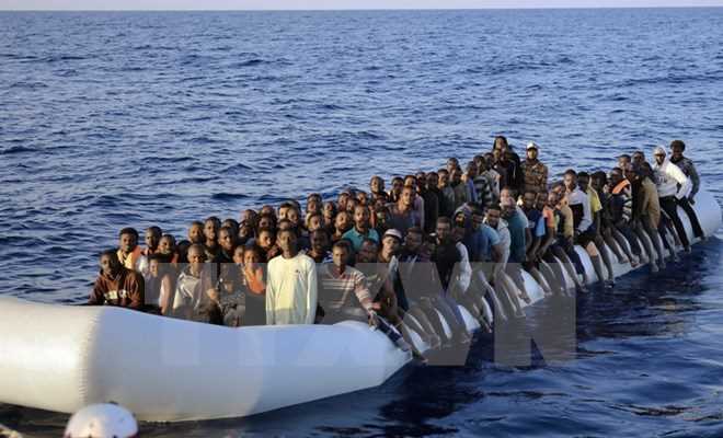 Trực thăng tấn công tàu chở người tị nạn, hàng chục người thiệt mạng