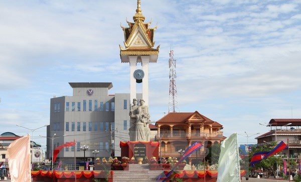 Kh&aacute;nh th&agrave;nh tượng đ&agrave;i hữu nghị Việt Nam-Campuchia v&agrave; Đ&agrave;i độc lập