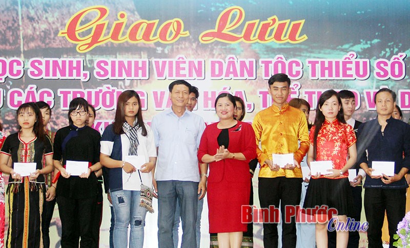 Tưng bừng ngày hội giao lưu học sinh, sinh viên các DTTS