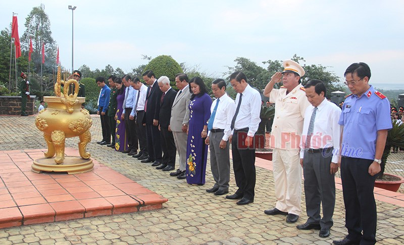 Viếng nghĩa trang liệt sĩ nh&acirc;n kỷ niệm 42 năm Ng&agrave;y giải ph&oacute;ng tỉnh B&igrave;nh Phước