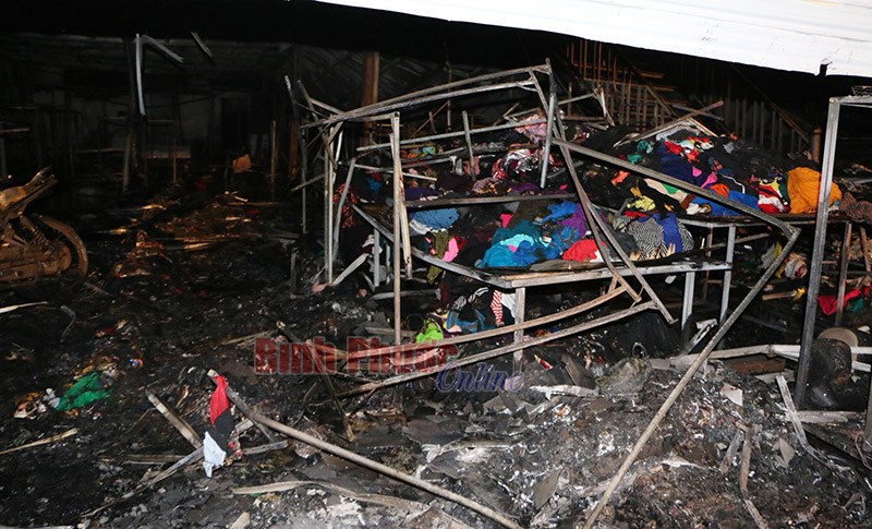 Cháy shop quần áo tại chợ Đêm - 2 mẹ con tử nạn