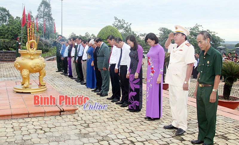 L&atilde;nh đạo tỉnh viếng Nghĩa trang liệt sĩ tỉnh nh&acirc;n kỷ niệm 87 năm Ng&agrave;y th&agrave;nh lập Đảng