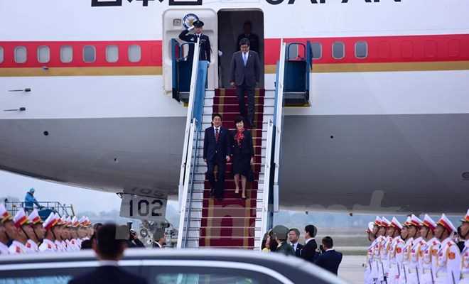 Thủ tướng Nhật Bản Shinzo Abe đặt ch&acirc;n xuống s&acirc;n bay Nội B&agrave;i