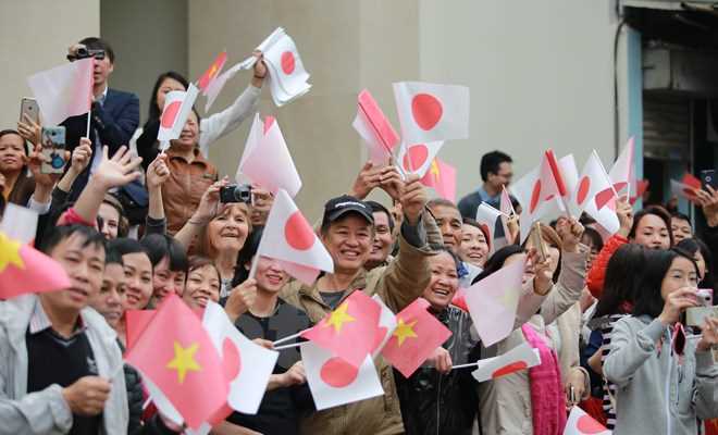 H&agrave;ng trăm người d&acirc;n ch&agrave;o đ&oacute;n Nhật ho&agrave;ng v&agrave; Ho&agrave;ng hậu đến thăm Văn Miếu