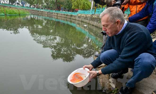 "Ch&uacute;c người d&acirc;n Việt Nam năm mới ph&aacute;t t&agrave;i lộc, kh&ocirc;ng ph&aacute;t ph&igrave;"