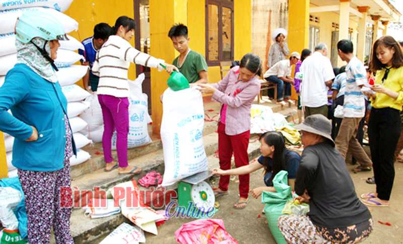 Đồng Phú hỗ trợ hộ nghèo đón tết