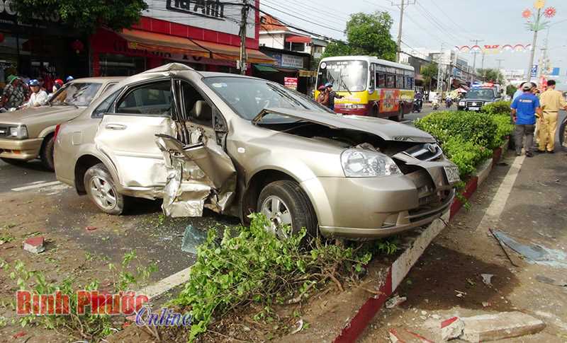Cúp đầu xe tải, xe 4 chỗ bị tông bẹp dúm