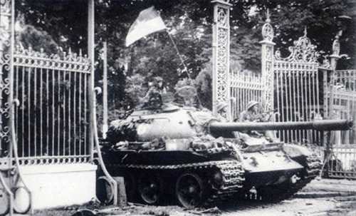 Kh&ocirc;ng thể b&oacute;p m&eacute;o, xuy&ecirc;n tạc được sự thật lịch sử