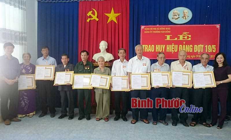 150 đảng vi&ecirc;n được trao tặng v&agrave; truy tặng huy hiệu Đảng đợt 19-5