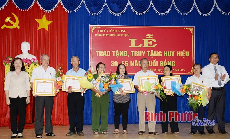 15 đảng vi&ecirc;n được trao tặng, truy tặng huy hiệu 30, 45 năm tuổi đảng