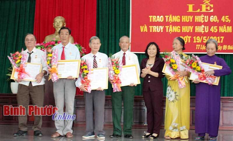 18 đảng vi&ecirc;n nhận huy hiệu 60, 45, 30 năm tuổi Đảng