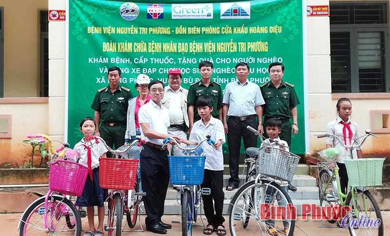 200 người nghèo ở Hưng Phước được khám bệnh, tặng quà