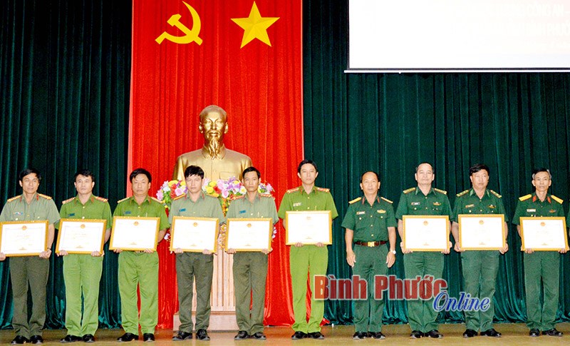 Lực lượng c&ocirc;ng an v&agrave; qu&acirc;n sự giao ban thực hiện Nghị định số 77/2010/NĐ-CP