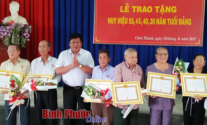 33 đảng vi&ecirc;n được trao Huy hiệu Đảng đợt 19-5