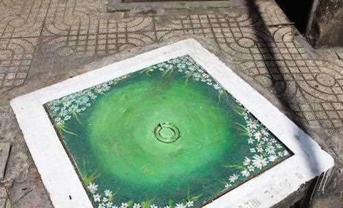 Những nắp cống bỗng chốc h&oacute;a th&agrave;nh bức tranh nhiều m&agrave;u sắc ở S&agrave;i G&ograve;n