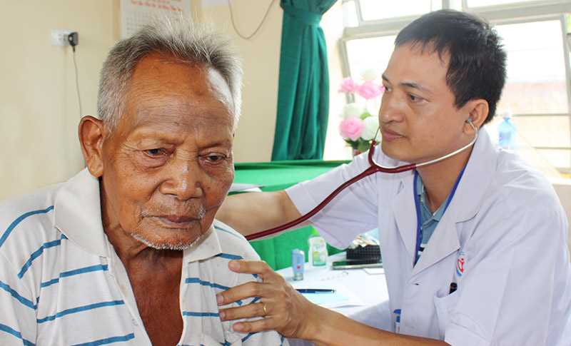 500 người nghèo xã Lộc Tấn được khám bệnh, cấp thuốc miễn phí