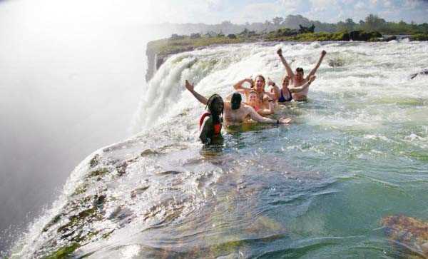 Hồ bơi Tử Thần trên đỉnh thác Victoria