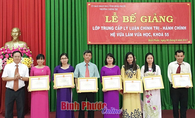 78 học vi&ecirc;n tốt nghiệp lớp trung cấp l&yacute; luận ch&iacute;nh trị - h&agrave;nh ch&iacute;nh