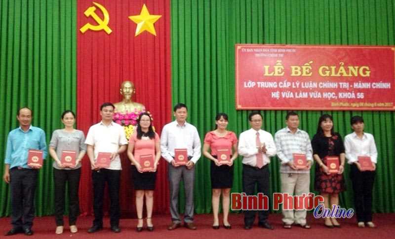 80 học vi&ecirc;n nhận bằng trung cấp l&yacute; luận ch&iacute;nh trị - h&agrave;nh ch&iacute;nh