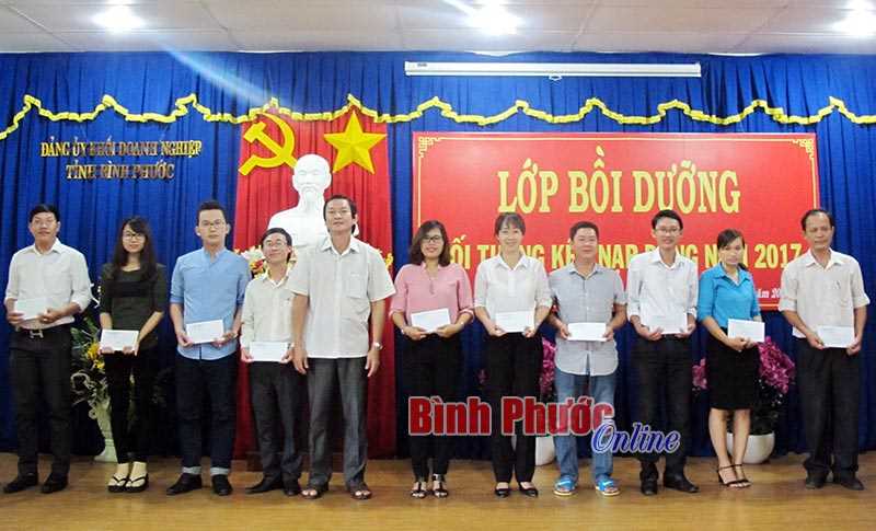 95 quần ch&uacute;ng ưu t&uacute; khối doanh nghiệp được bồi dưỡng nhận thức về Đảng