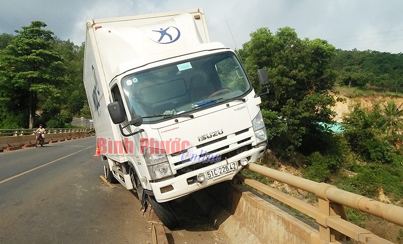 Xe tải leo thành cầu 38