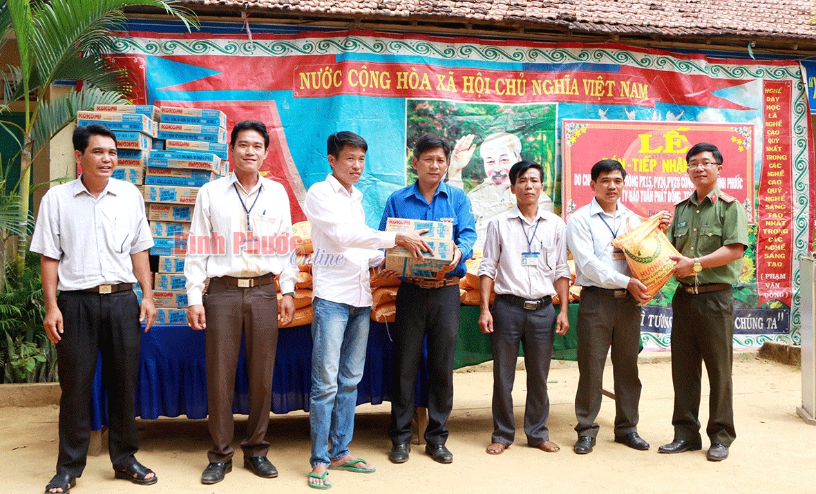 Tặng hơn 5 tạ gạo cho bếp ăn từ thiện Trường tiểu học Đăng Hà