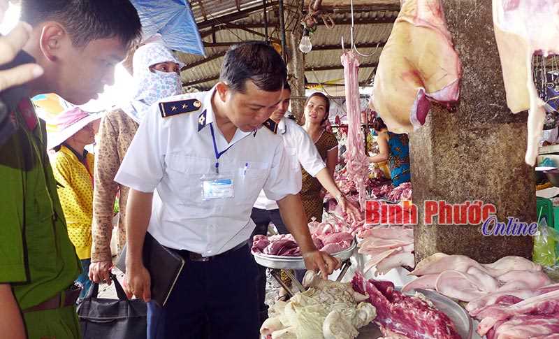 Ban quản lý chợ Đồng Xoài tăng cường phối hợp kiểm tra vệ sinh ATTP