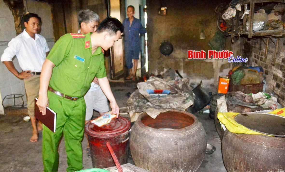 Kiểm tra an toàn thực phẩm tại các hộ nấu rượu gạo thủ công