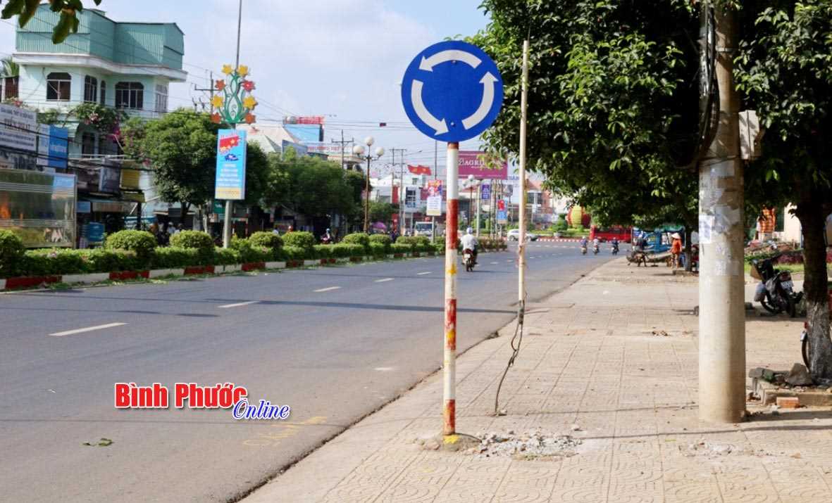 Biển chỉ dẫn hướng đường đ&atilde; được thay mới