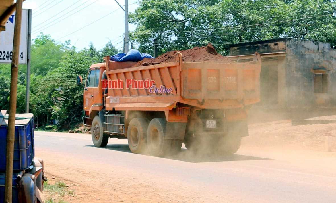 Xe chở đất g&acirc;y &ocirc; nhiễm m&ocirc;i trường